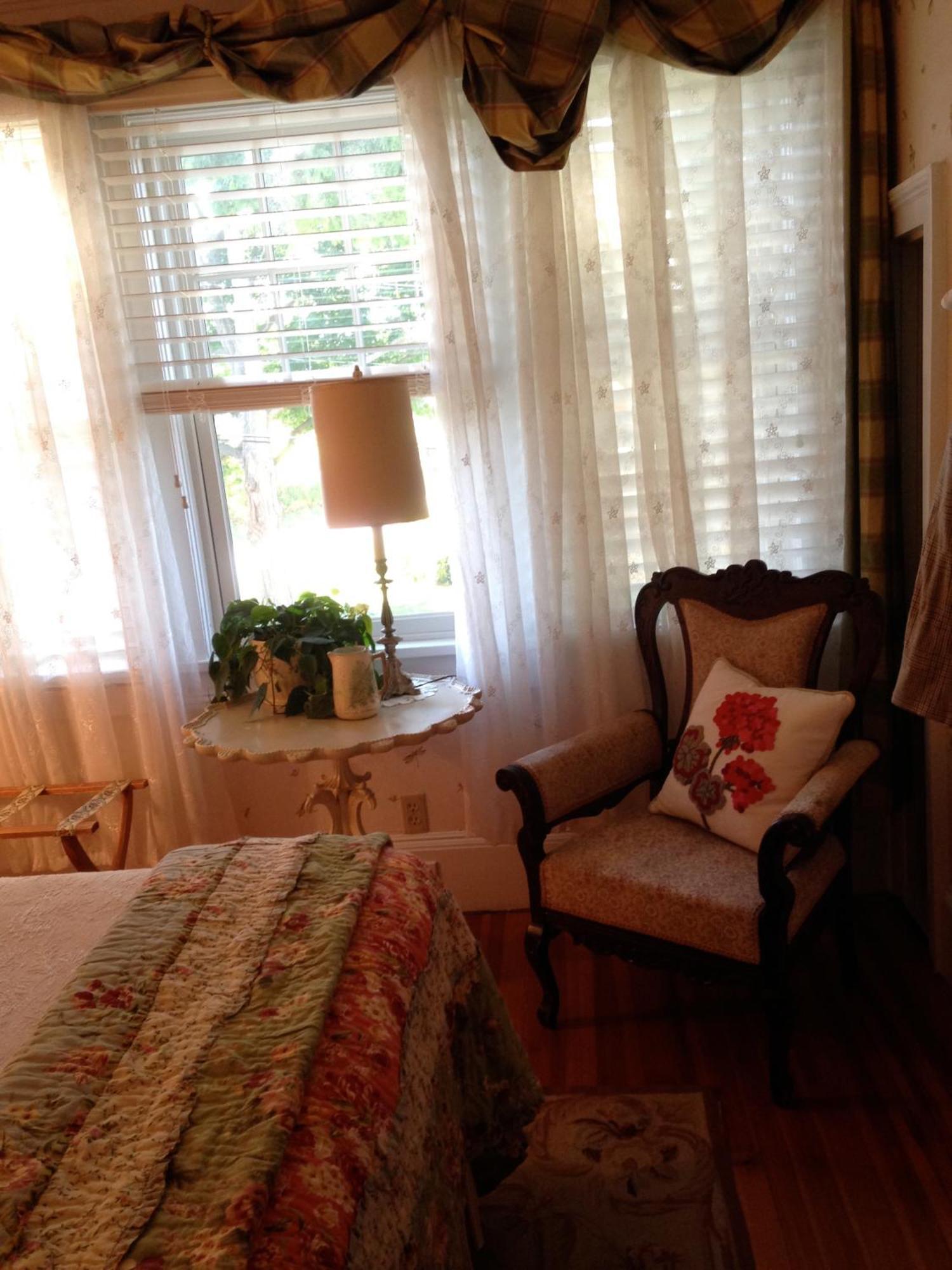Hilltop House Bed & Breakfast Amenia Exterior photo