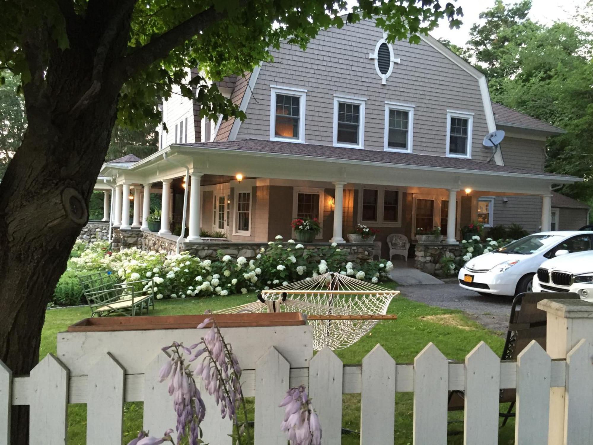 Hilltop House Bed & Breakfast Amenia Exterior photo