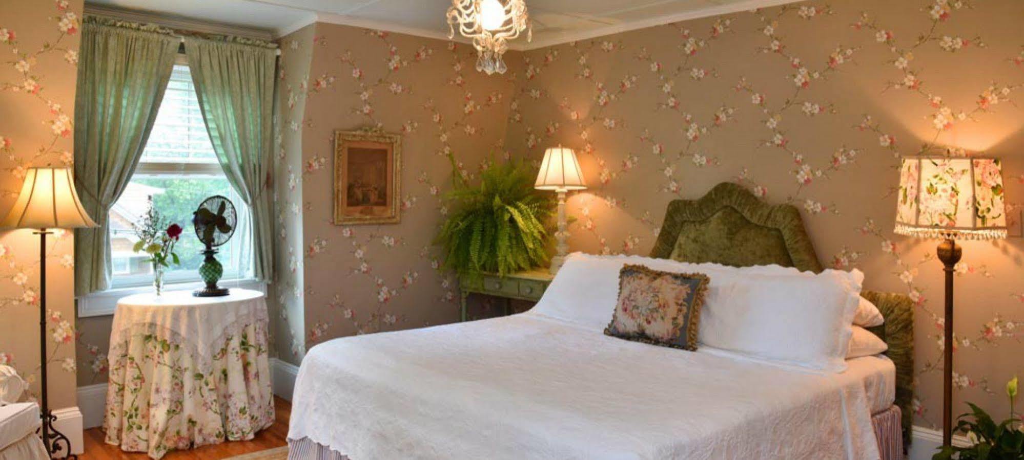Hilltop House Bed & Breakfast Amenia Exterior photo